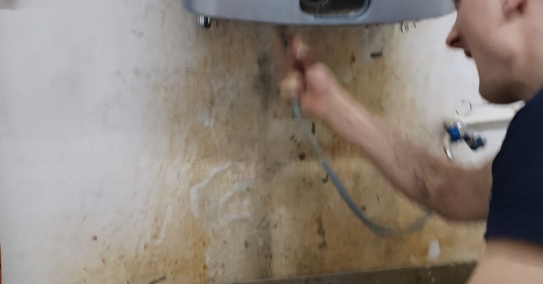 Vlažan zid ispod lavaboa – brza detekcija curenja cevi